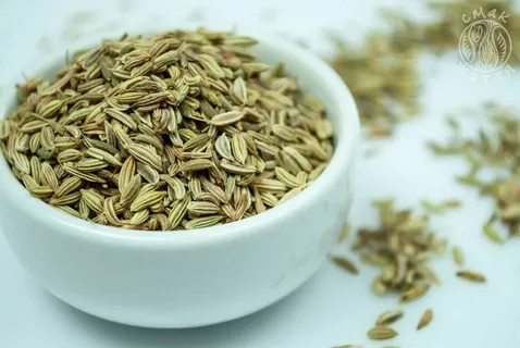 زیره کرمان با عطر تند و خاص و رنگی طبیعی